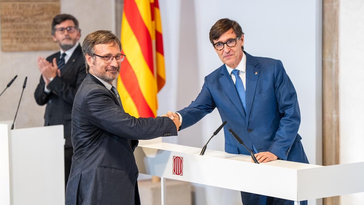 El conseller de Polítiques Lingüístiques, Francesc Xavier Vila, con el president de la Generalitat, Salvador Illa