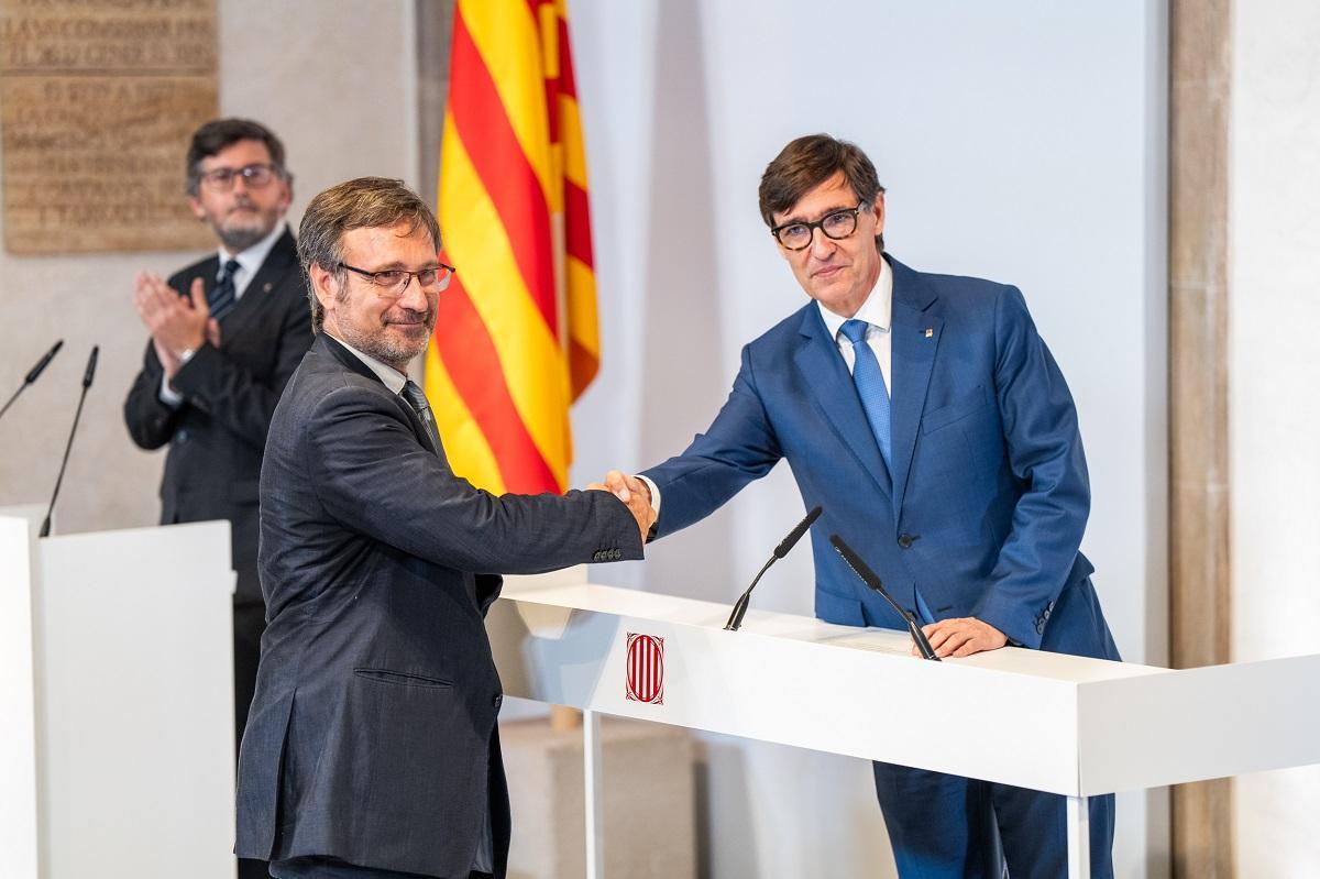 El conseller de Polítiques Lingüístiques, Francesc Xavier Vila, con el president de la Generalitat, Salvador Illa