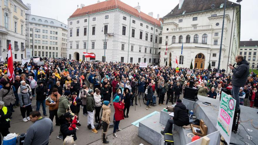 Protesta en Viena, el domingo tras el anuncio del confinamiento. | // E.P.