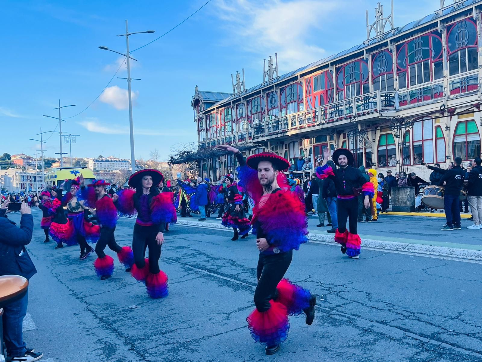 Carnaval 2023: Las comparsas llenan de color el centro de Sada