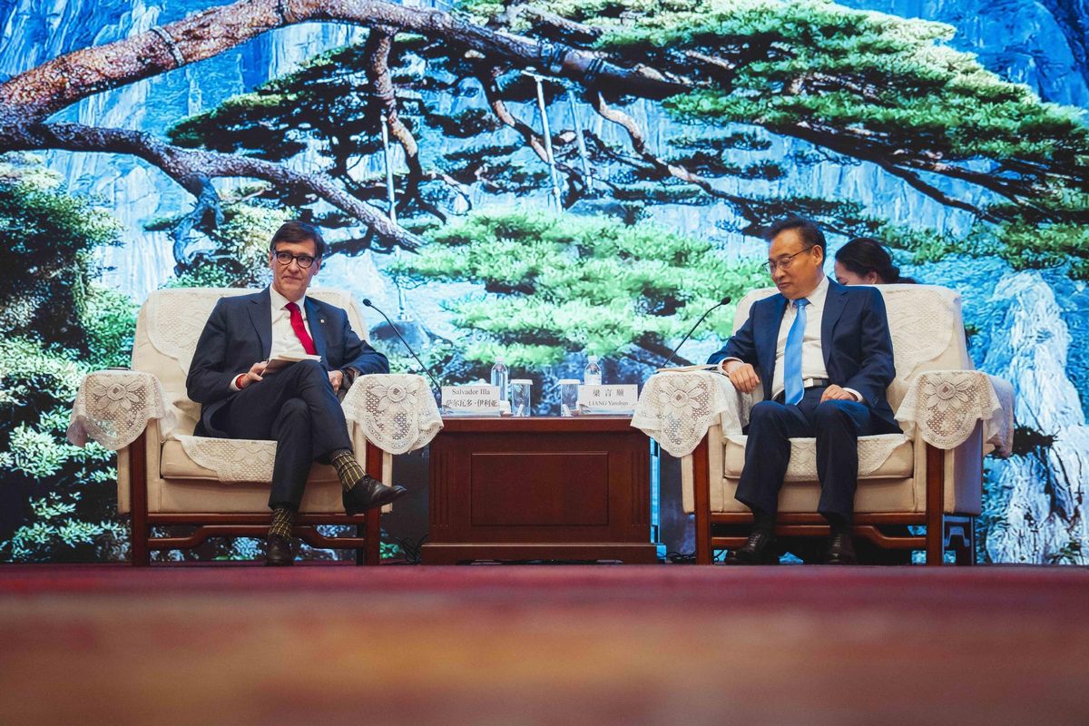 El president Salvador Illa y el secretario del Comité Provincial del Partido Comunista de China de Anhui, Liang Yanshun.