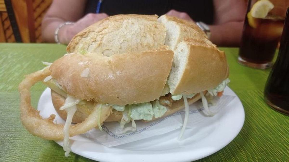 El bocadillo de calamares que todos recomiendan en Gran Canaria cuesta 7,50 euros