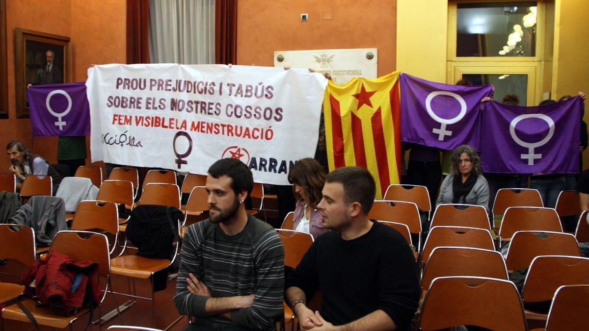 Pancarta en apoyo de la moción de la CUP, este jueves, durante el pleno del Ayuntamiento de Manresa.