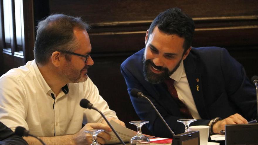 El president del Parlament, Roger Torrent, i el vicepresident primer, Josep Costa, a la reunió de la Mesa del Parlament