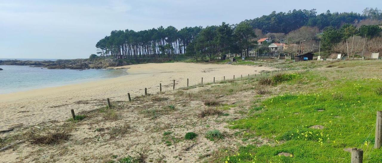 Playa de Area de Bon, en cuyo entorno se mejorará la red de saneamiento. |   // SANTOS ÁLVAREZ
