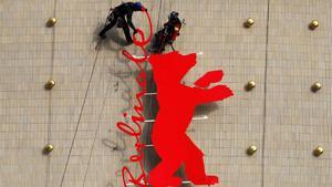 fcasals46849601 workers fix a berlinale logo at zoo palast cinema  a venue o190206134820