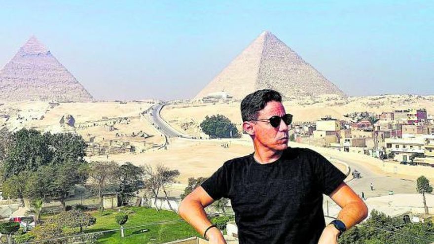 El tinerfeño César Sar, el pasado mes de enero en Egipto con las Pirámides al fondo. | | E.D.