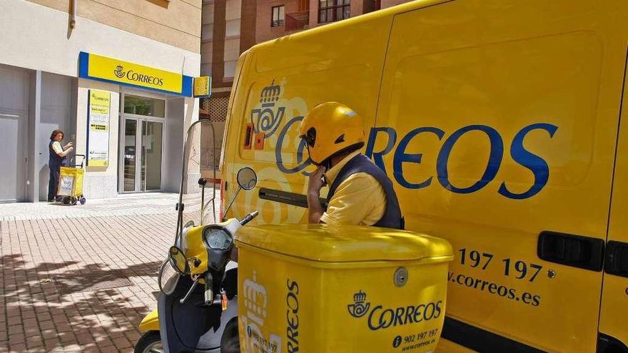 Un trabajador de Correos.