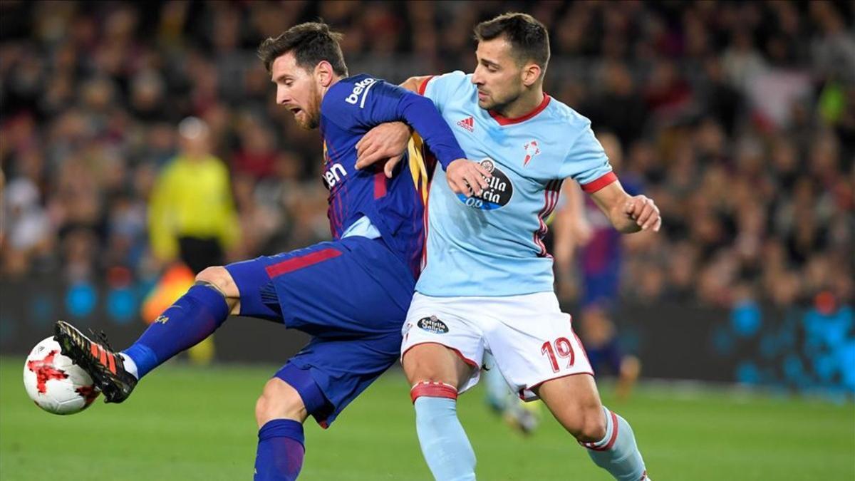 Jonny pugna con Leo Messi durante un partido contra el FC Barcelona