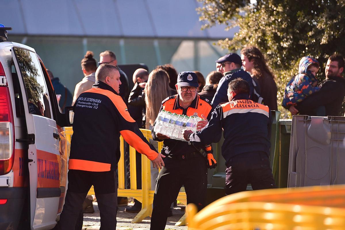 Asistentes al homenaje póstumo a Robe Iniesta, cantante y compositor de Extremoduro, en el Palacio de Congresos de Plasencia, su ciudad natal. Plasencia, 14 de diciembre de 2025. Fotografía de Toni Gudiel.