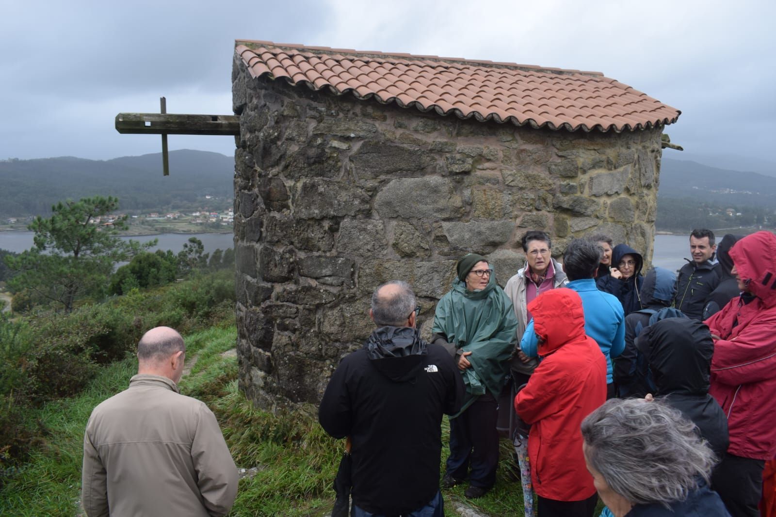 Asistentes a las jornadas de divulgación histórica, arqueológica y patrimonial desarrolladas en Catoira.