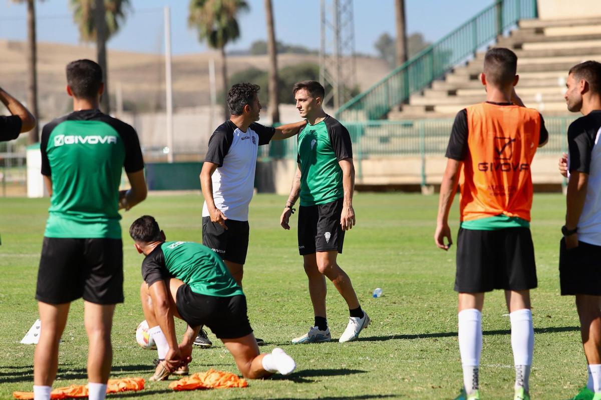 Ania dialoga con Carracedo por el enfado del jugador en el entreno del Córdoba CF, este lunes.