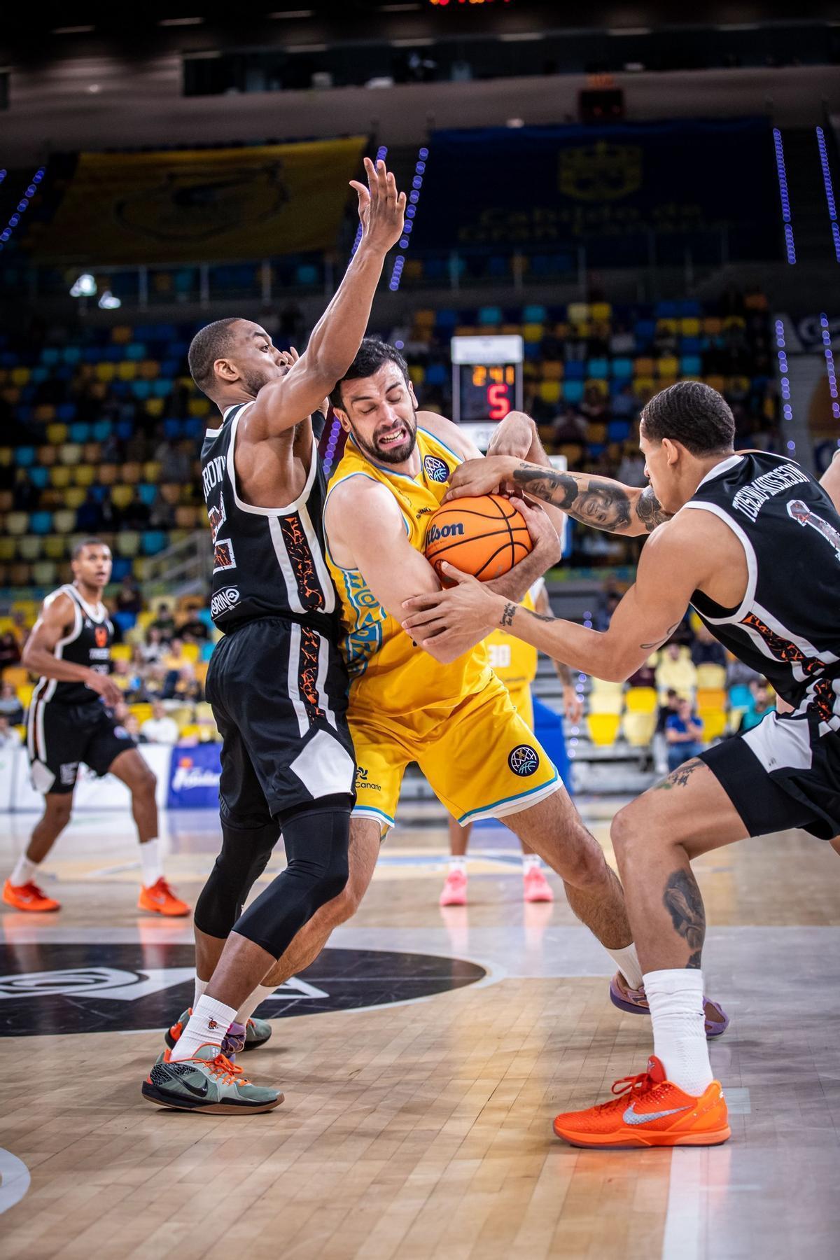 Pelos batalla con dos defensores del Trieste.