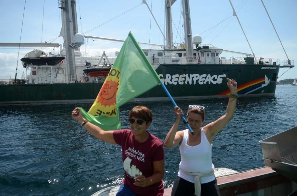 A Illa despide a toda vela al Rainbow Warrior de Greenpeace