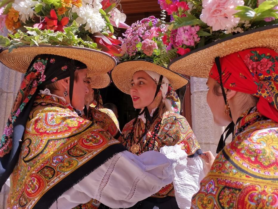 Una multitud llena el atrio de la iglesia parroquial para participar en todas las actividades del día grande de la Romaría de Darbo.