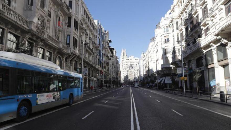 La Gran Vía de Madrid limita el tráfico a dos carriles por sentido desde este viernes