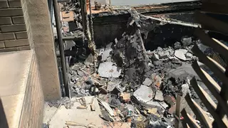 Ultiman los trabajos en uno de los bloques del incendio de Tedi para que los vecinos puedan volver a sus casas