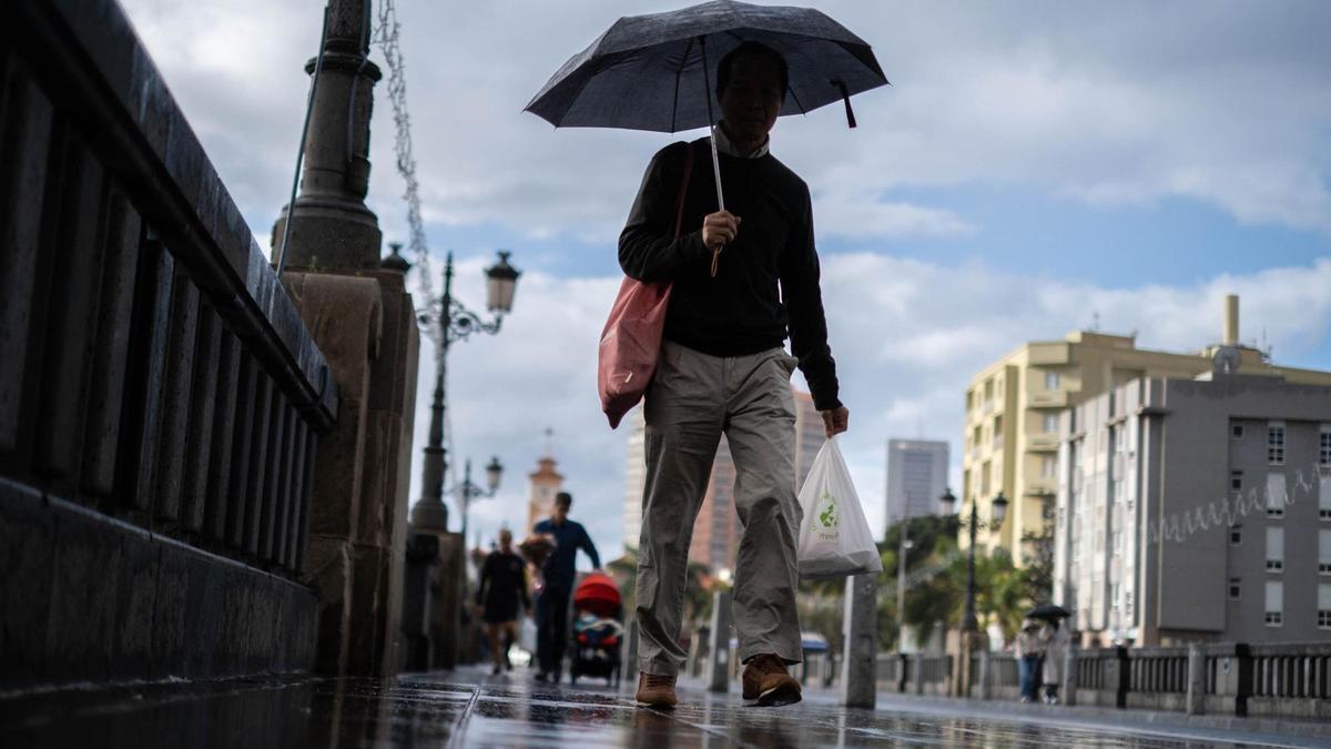 Jornada con lluvias en Santa Cruz de Tenerife.