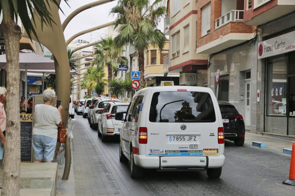 Los más de 80 taxis que trabajan en Torrevieja han parado de 9.00 a 12.00 y han realizado servicios mínimos gratuitos al Hospital y centros de salud