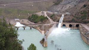 Desembalse de agua del pantano de Yesa.