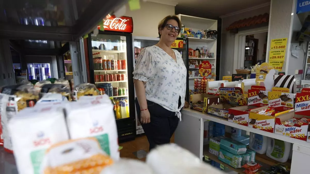 Los bares-tienda se reinventan: Alfredo, Marbeli y Marieta "dan vida" a la zona rural de Gijón