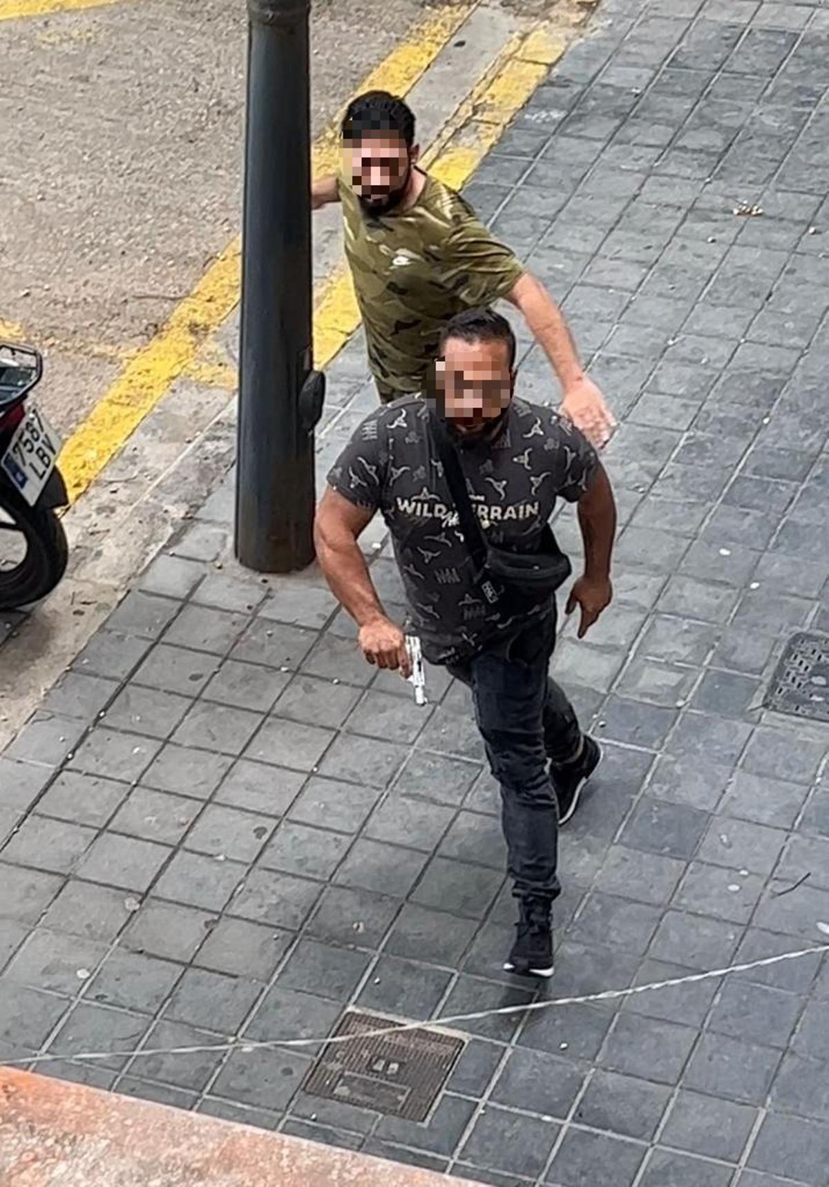 Uno de los involucrados con una pistola en medio de la carretera de la Fuente de San Luis de València