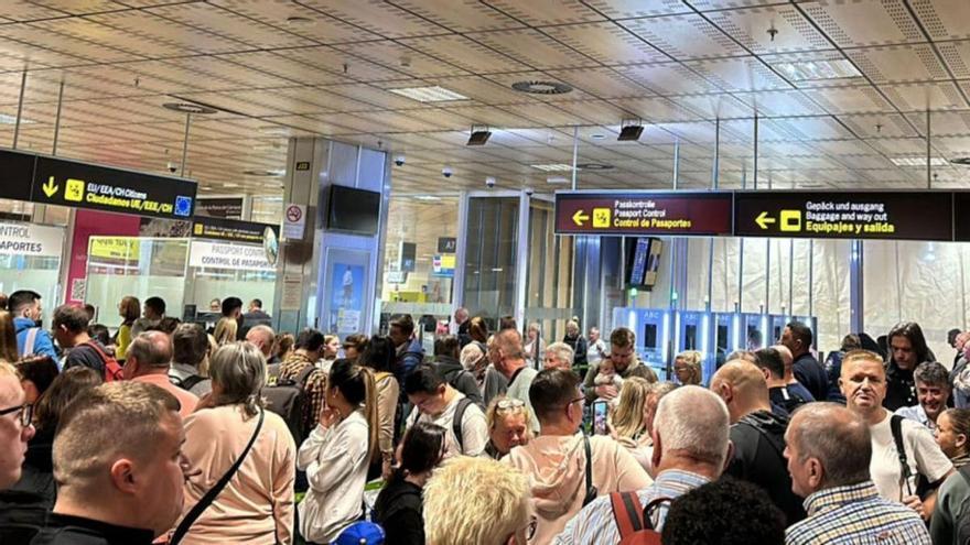 Colas de turistas para coger un taxi en el Aeropuerto Tenerife Sur