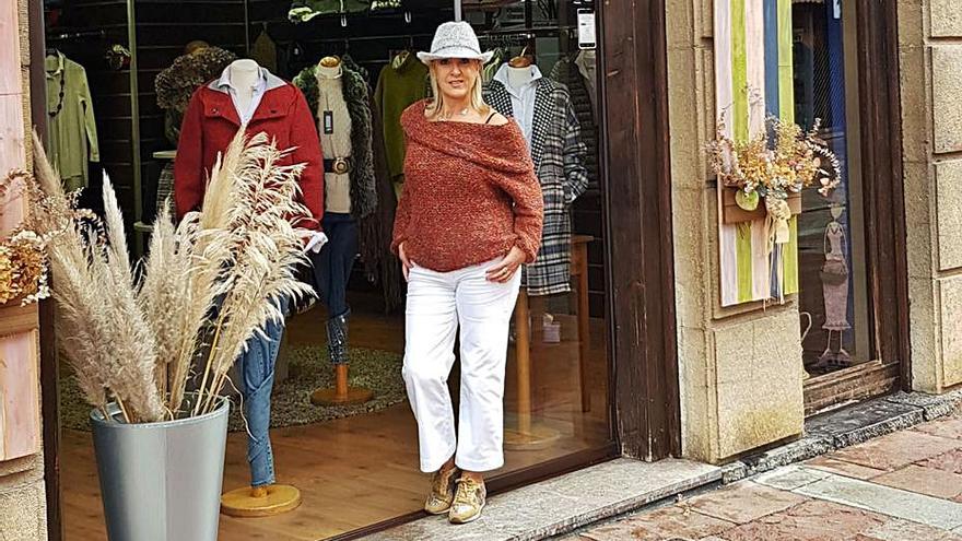 Luz Pidal, ante su tienda de ropa en Cangas de Onís.