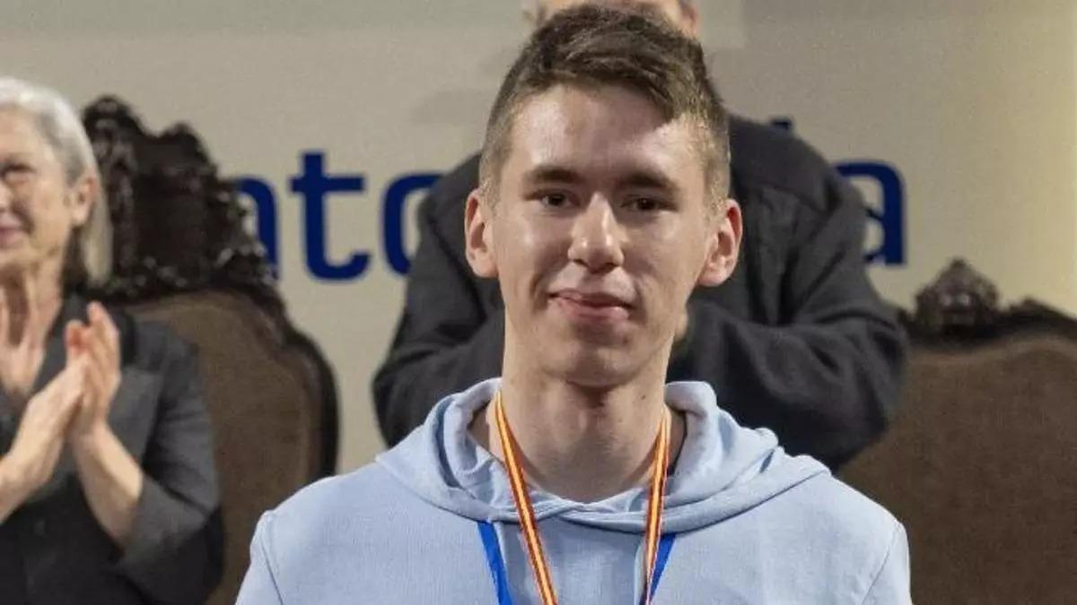 Adrián celebra sus resultados tras las olimpiadas de Física.