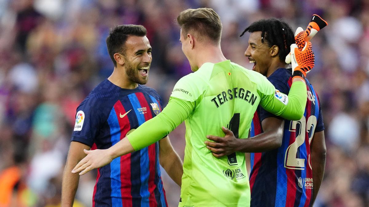 Ter Stegen entre Koundé y Eric García al finalizar el partido contra el Mallorca