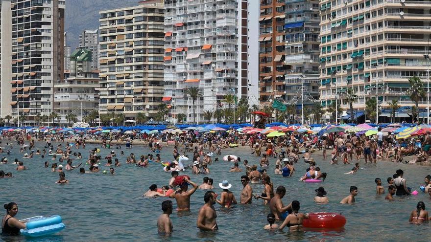 Visitantes en las playas de Benidorm