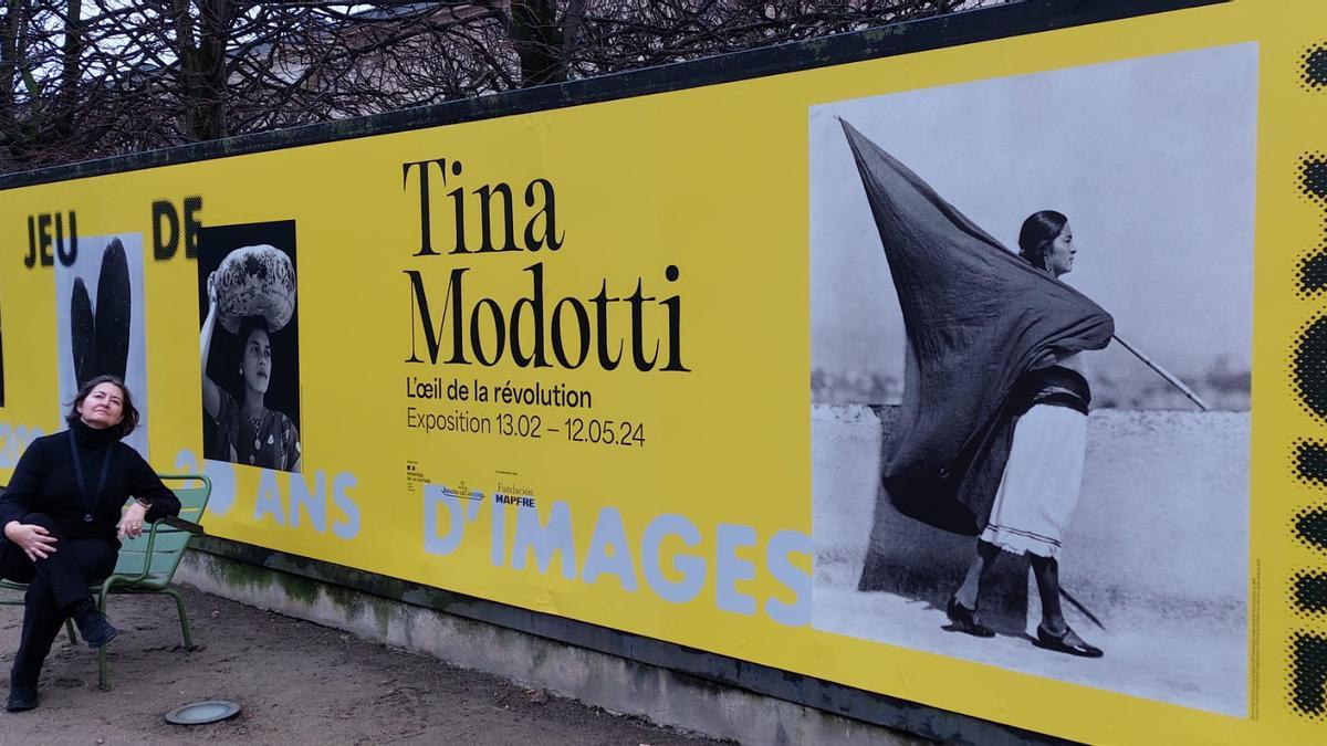Isabel Tejeda, junto al cartel de la exposición de Tina Modotti en París