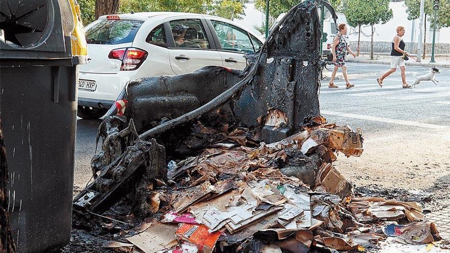 Los bomberos sofocan el fuego de dos contenedores en Campo de la Verdad y la Arruzafilla