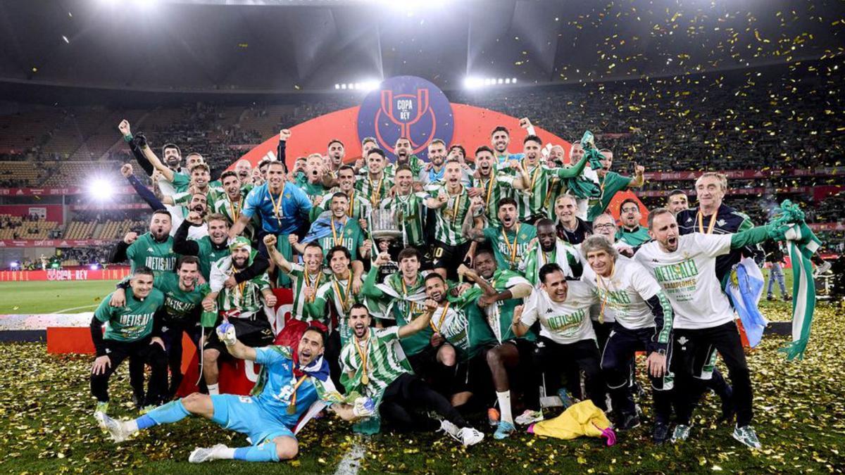 Jugadors i equip tècnic del Betis celebrant el títol. | EFE / PABLO GARCÍA