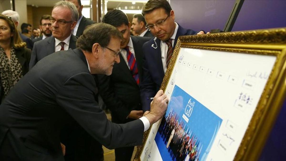 Rajoy firma la foto de grupo de la cumbre del G-20 en Antalya (Turquía)