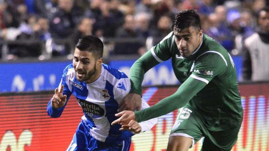 Carles Gil, perseguido por un rival el sábado ante el Leganés.