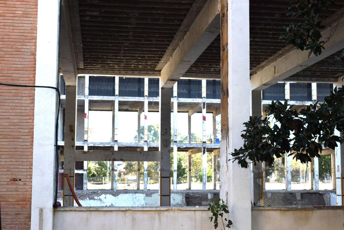 Obras en la antigua fábrica de Altadis en el proyecto de KKH. El esqueleto del antiguo edifico de la tabacalera