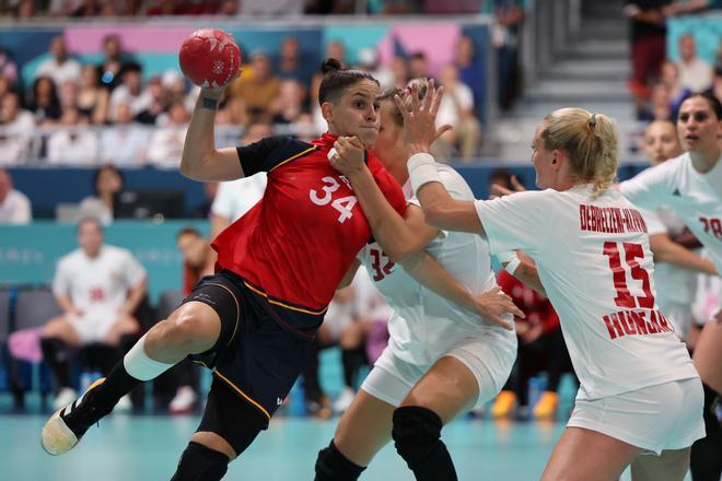 La jugadora española Alicia Fernández ante las húngaras Noemi Pasztor (c) y Kinga Debreczeni-Klivinyi (d) durante el partido de balonmano femenino del grupo B de los Juegos Olímpicos de París 2024 este jueves en París.