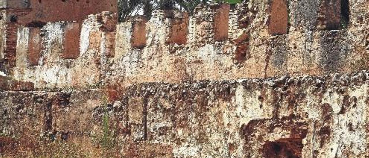 Múltiples desconchados degradan la muralla islámica de Alzira