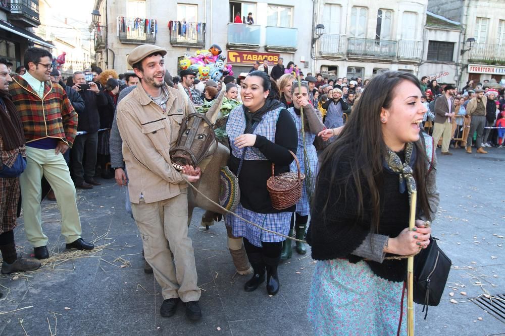 Más de 300 vasijas volaron por los aires en la segunda cita del Entroido en Xinzo de Limia.