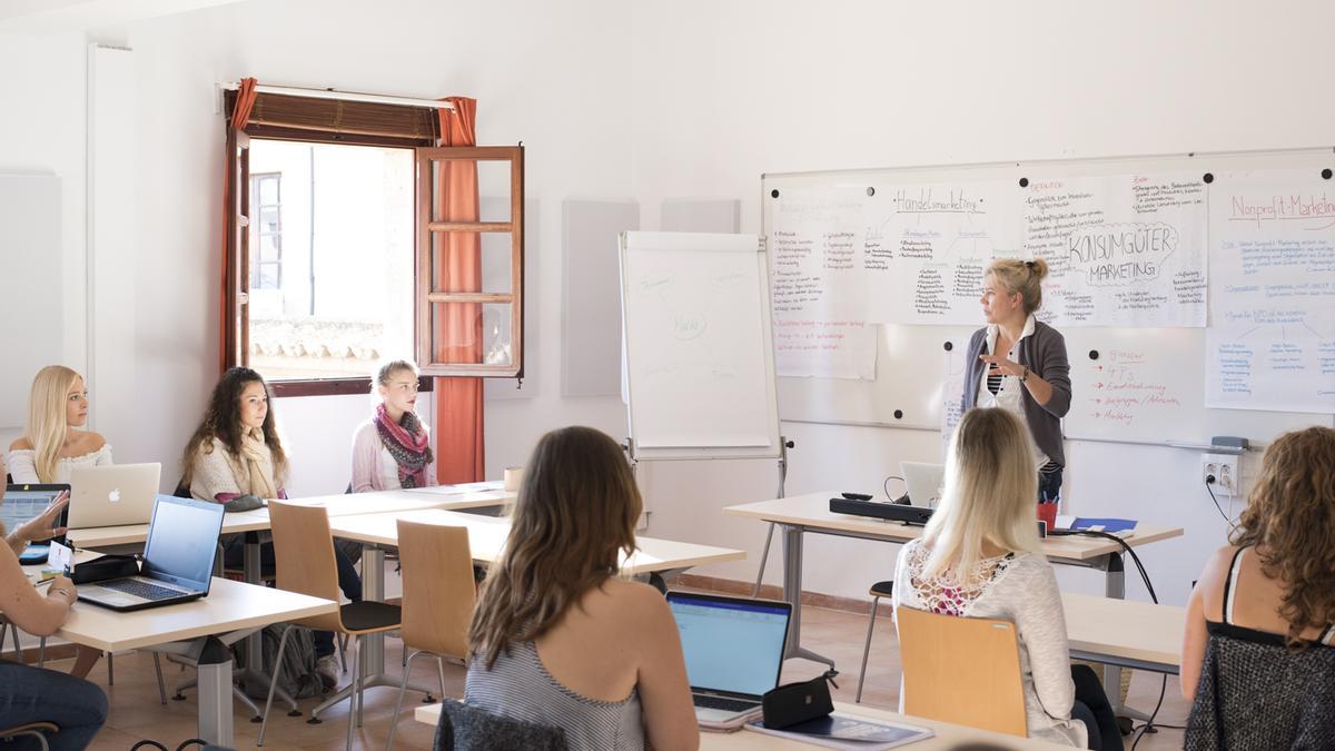 Kleine Studiengruppen und interaktive Lehrveranstaltungen optimieren den Lernerfolg.