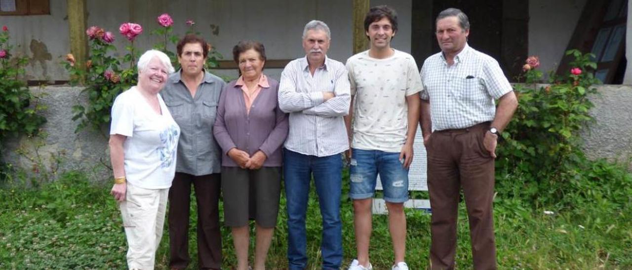 Ofelia Álvarez, Luisa Arias, Elvira García, Roberto Fernández, Jairo Fernández y Francisco García, ayer, ante la iglesia del pueblo.