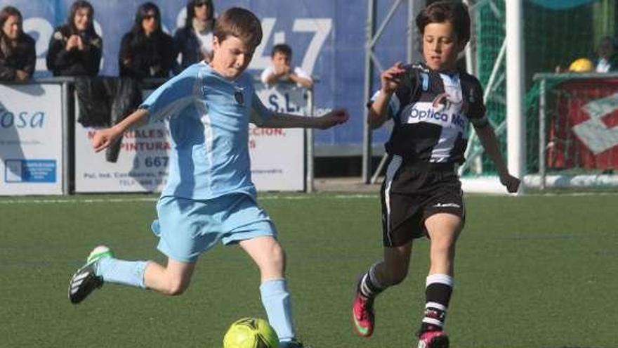 Uno de los partidos disputados en el torneo de ayer. // Santos Álvarez