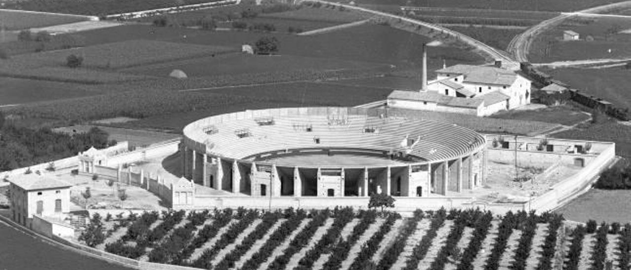 Imatge de la plaça de bous actual en conctrucció, cap a l&#039;any 1919. En segon terme, el desaparegut Molí Perico.