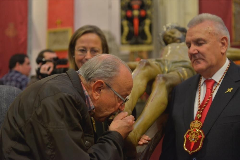 La lluvia no puede con el Besapié del Perdón