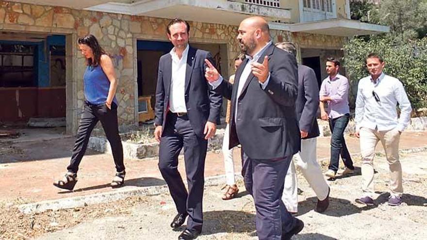 Bauzá visitando el hotel Rocamar, en el Port de Sóller, antes de ser demolido a cargo del Govern.