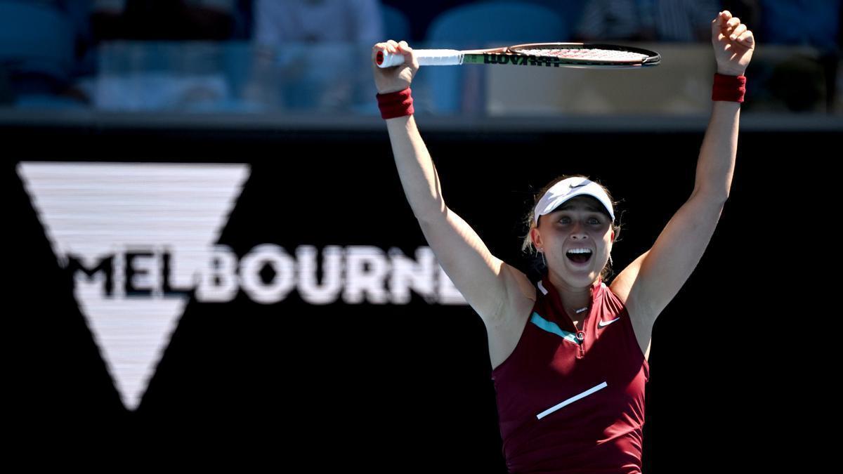 Paula Badosa celebra su victoria en la tercera ronda del Abierto de Australia.