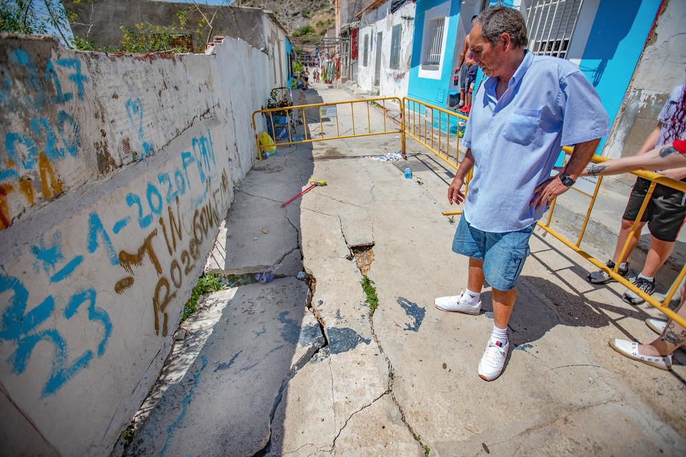 Socavones, grietas... los vecinos de la calle San Bruno de Callosa temen que se venga abajo. El Síndic de Greuges investiga qué van a hacer las administraciones ante la denuncia de treinta familias qu