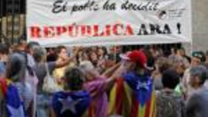 Un grup de manifestants aixecant una pancarta on es llegeix «República ara!» a la plaça del Vi.