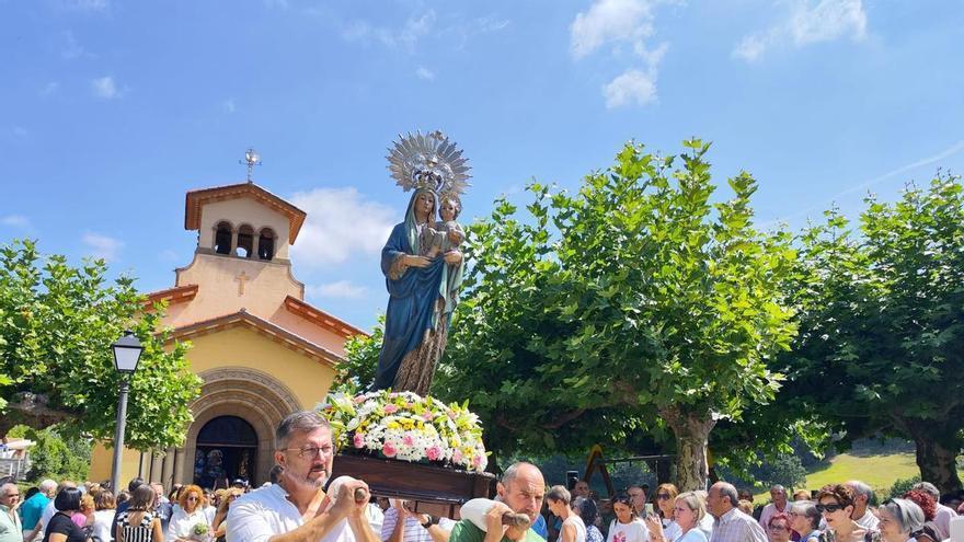 A la Virgen de la Salud de Lieres va todo el pueblo: "Hay mucha fe y la tradición familiar de acudir pasa de generación en generación"